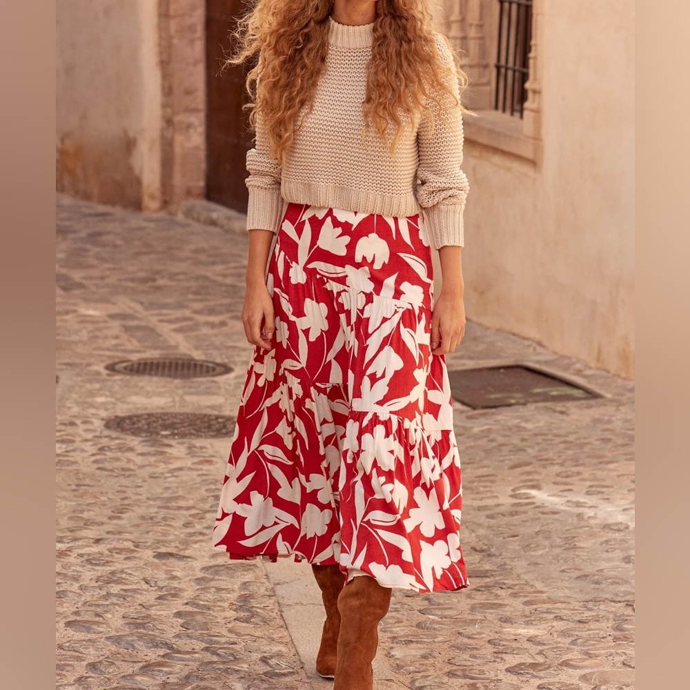 Stylish Women’s Mister Zimi high waisted maxi skirt. Size 6 US.